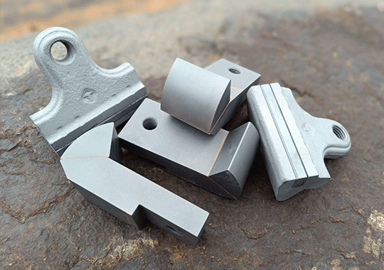 Wear-resistant tips for crushers
